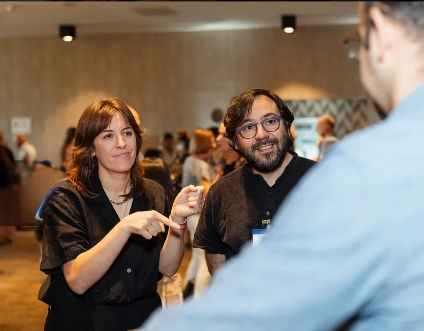 Ludivine Guignot interprétant en LSF lors d'un événement professionnel
